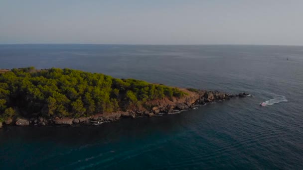 Aerial view. A beautiful promontory with green trees. — Stock Video