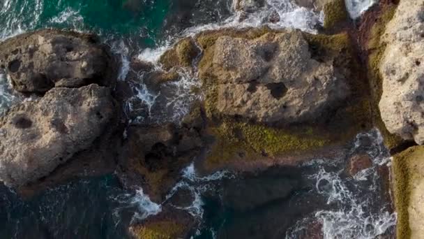 Αεροφωτογραφία. Βραχώδης ακτή και γαλάζια θάλασσα. Κύματα πέφτουν πάνω σε μεγάλους βράχους.. — Αρχείο Βίντεο