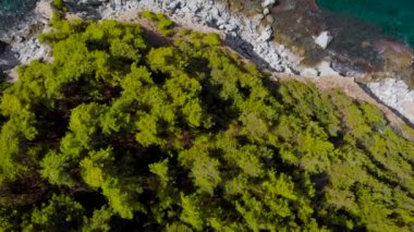 Hava görüntüsü. Deniz kenarındaki güzel kayalık sahil.