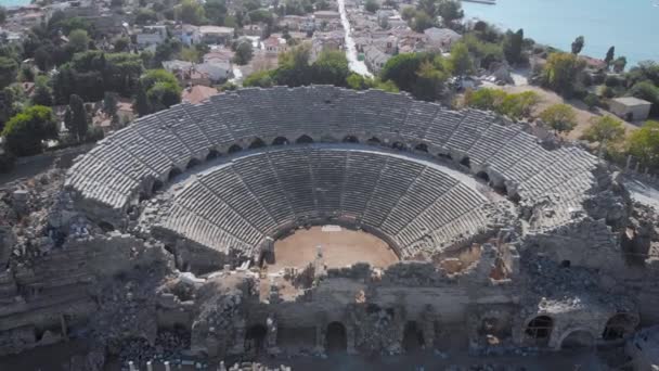 De ruïnes van een oud amfitheater aan de Turkse kant. Majestueuze gebouwen die tot op de dag van vandaag bewaard zijn gebleven. — Stockvideo