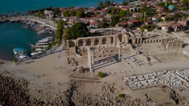 Görög épületek romjai maradtak a török oldalon. Ősi építészet a Földközi-tenger partján. — Stock videók
