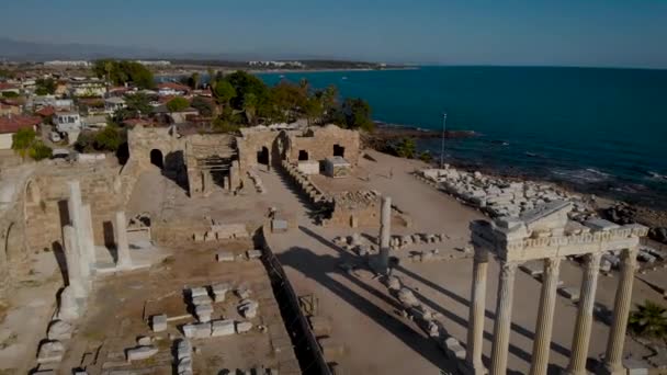 Ruiner av grekiska byggnader som finns kvar på den turkiska sidan. Forntida arkitektur vid Medelhavets stränder. — Stockvideo