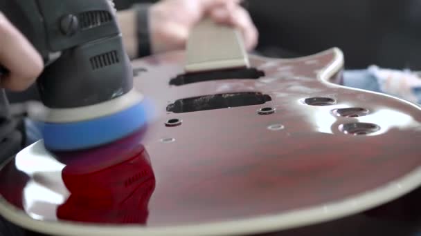Cuidado cosmético de la laca de elkrogitars. El pulido final de la superficie de la guitarra roja. — Vídeos de Stock