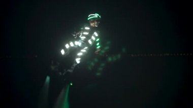 Flyboard, yeni bir spor ve gösteri. Arka planda ışıklandırma yapan bir pilot gece hileler gösterir..