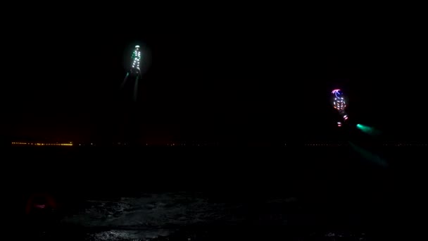 Flyboard, iluminado por la noche. Atletas realizan acrobacias peligrosas durante su show. — Vídeo de stock