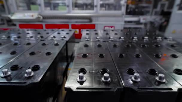Fabrik för tillverkning av batterier. Bilbatterier samlas in halvautomatiskt. — Stockvideo