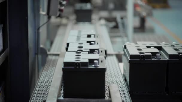 Fabriek voor de productie van batterijen. Autobatterijen worden semi-automatisch ingezameld. — Stockvideo