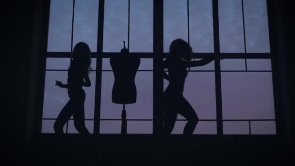 Зйомки музичного відео для жіночого гурту. Стрункі дівчата танцюють на тлі панорамного вікна . — стокове відео
