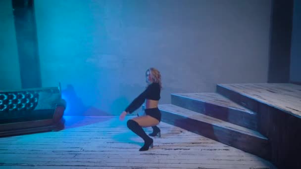 Blonde en noir vêtements courts danse dans le studio. Une femme exécute une danse dynamique moderne. — Video