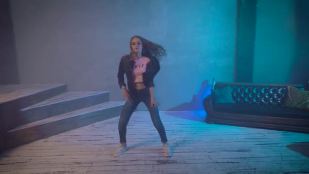 Slank meisje danst in de studio. Moderne stijlvolle dans. — Stockvideo