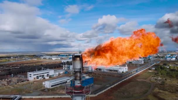 The pipe at the chemical plant burns the residues of natural gas — Stock Video