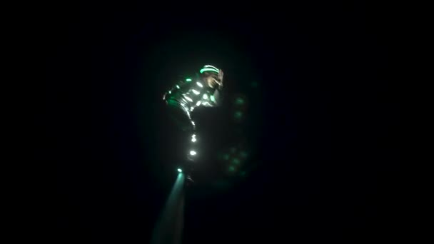 Flyboard, yeni bir spor ve gösteri. Arka planda ışıklandırma yapan bir pilot gece hileler gösterir.. — Stok video