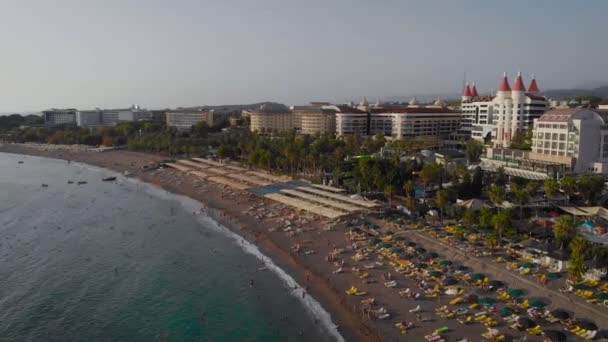 Αεροφωτογραφία. Resort ακτή της Τουρκίας. Ξενοδοχεία πέντε αστέρων στην πρώτη γραμμή δίπλα στη θάλασσα. — Αρχείο Βίντεο