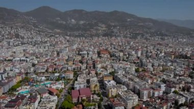 Türk Alanya 'sı yukarıdan. Çerçevede Akdeniz kıyılarında pek çok ev var, şehir dağlara yakın pitoresk bir yerde yer alıyor..