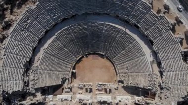 Türk tarafındaki antik bir amfitiyatronun kalıntıları. Bugüne kadar ayakta kalan görkemli binalar..