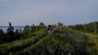 Dağlık bölgede yürüyen güzel bir çift genç insan. Bir adam ve ince bir kız birlikte vakit geçiriyorlar..