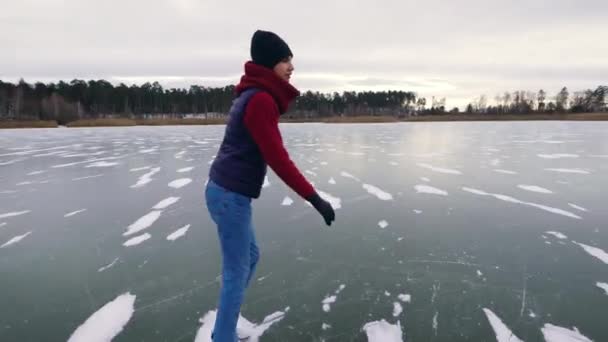 Až zamrzne vesnické jezero, můžete na něm bruslit.. — Stock video