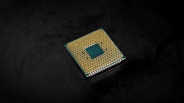 CPU. Fotografía macro de estudio de un procesador informático. Contactos chapados en oro son visibles en el marco. — Vídeo de stock