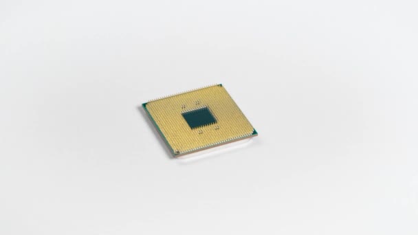 CPU. Moderno procesador de alto rendimiento sobre un fondo blanco. Tal elemento puede hacer muchos cálculos por segundo. — Vídeos de Stock