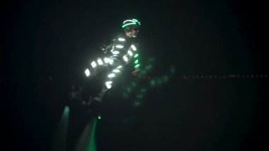 Flyboard, yeni bir spor ve gösteri. Arka planda ışıklandırma yapan bir pilot gece hileler gösterir..