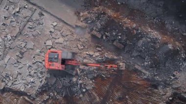 Hava manzaralı. Yıkım işi bir kazıcının yardımıyla yapılır. Ağır makineler