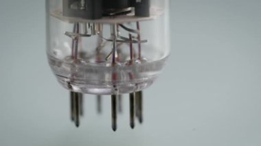 Eski bir telsiz bağlantısının yakın plan görüntüsü. Vintage vakum tüpü