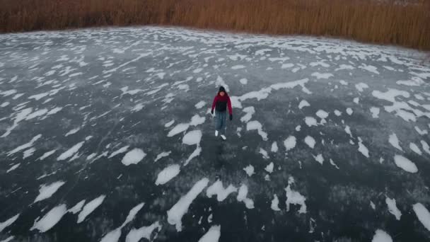 Letecký pohled. krásná zmrzlá řeka nebo jezero. Muž bruslí na ledě. — Stock video