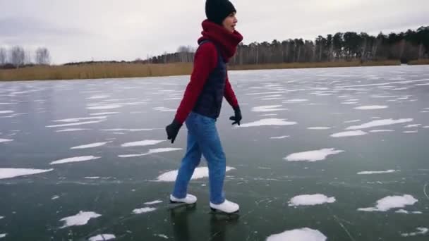 Wenn der Dorfsee zufriert, kann man darauf Schlittschuh laufen. — Stockvideo