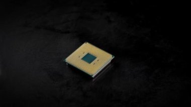 İşlemci. Bir bilgisayar işlemcisinin makro stüdyo fotoğrafçılığı. Çerçevede altın kaplama lensler görünür.