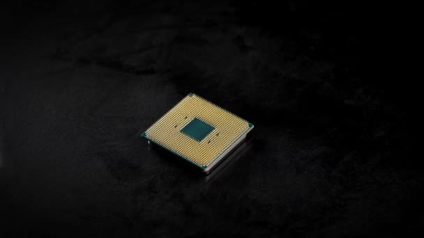 CPU。コンピュータプロセッサのスタジオマクロ写真。フレームに金メッキの連絡先が表示されます. — ストック動画