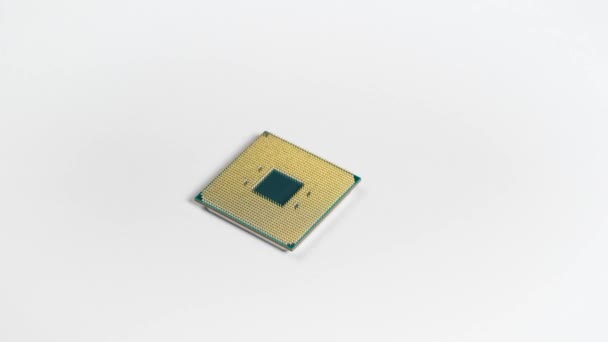 Processorn. Modern högpresterande processor på en vit bakgrund. Ett sådant element kan göra många beräkningar per sekund. — Stockvideo