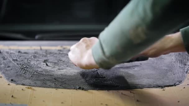 Detailní záběr na mužskou ruku s nástrojem. Profesionál odstraní formu z hlíny pomocí cyklu. Produkce — Stock video