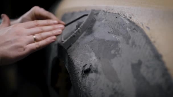 El hombre trabaja en un estudio de afinación. Ajuste del coche. La construcción de la disposición del arco de coches. — Vídeos de Stock