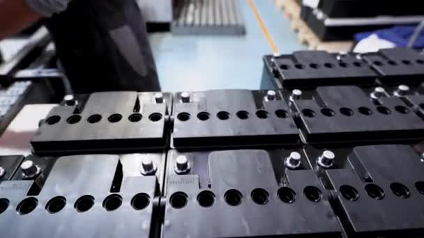 Officina per il montaggio di batterie per auto. Batterie quasi finite. — Video Stock