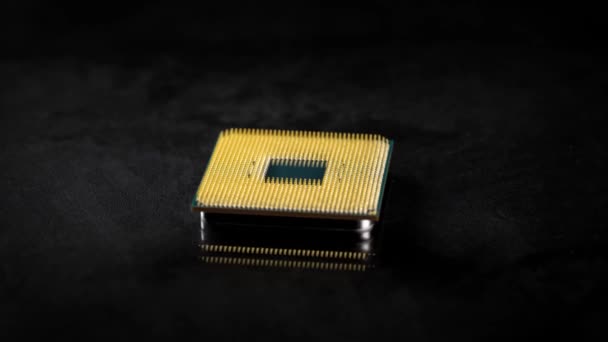 CPU. Fotografía macro de estudio de un procesador informático. Contactos chapados en oro son visibles en el marco. — Vídeo de stock