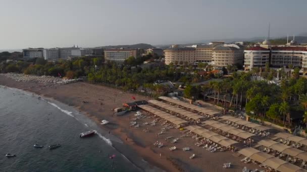 Bir hava manzarası. Türkiye 'nin tatil köyü. Deniz kenarındaki ilk hatta beş yıldızlı oteller.. — Stok video