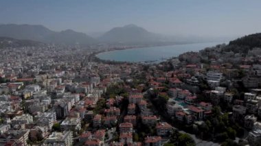 Türk Alanya 'sı yukarıdan. Çerçevede Akdeniz kıyılarında pek çok ev var, şehir dağlara yakın pitoresk bir yerde yer alıyor..