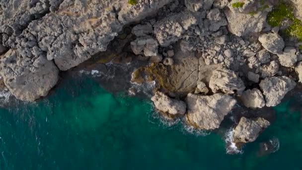 空中展望。ロッキー海岸と紺碧の海。大きな岩に打ち寄せる波. — ストック動画