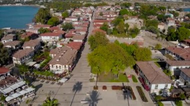 Türkiye 'deki tatil köyü. Tatil köyünün tarihi merkezinin yüksek manzarası.