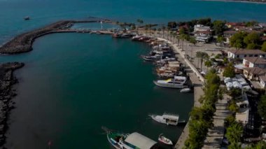 Kadr 'da, Side şehrinde samimi bir körfez vardır. Türkiye 'de şirin yatları ve balıkçı tekneleri olan küçük bir liman.