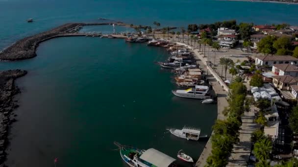 In Kadr is er een gezellige baai van de stad Side. Kleine haven in Turkije met leuke jachten en vissersboten. — Stockvideo