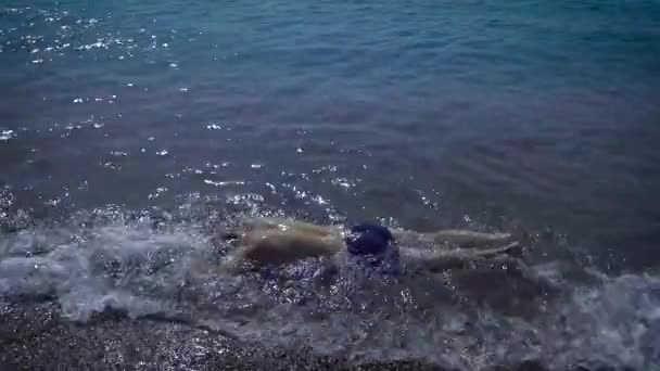 El cuerpo de un hombre apareció en la playa. Un hombre ahogado en bañadores que fue descuidado por las reglas de seguridad en el agua. — Vídeo de stock