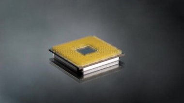 Bilgisayarın merkez işlem ünitesi dumanın içinde karanlık bir arka planda. Elektronik bileşenin muhteşem görüntüsü..
