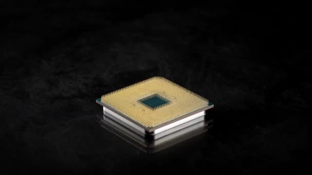 CPU. Fotografía macro de estudio de un procesador informático. Contactos chapados en oro son visibles en el marco. — Vídeos de Stock