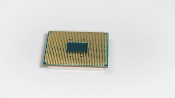 CPU 。现代高性能处理器在白色背景上。这样的一个元素每秒可以做很多计算. — 图库视频影像