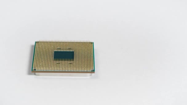 CPU. Σύγχρονη υψηλής απόδοσης επεξεργαστή σε λευκό φόντο. Ένα τέτοιο στοιχείο μπορεί να κάνει πολλούς υπολογισμούς ανά δευτερόλεπτο. — Αρχείο Βίντεο