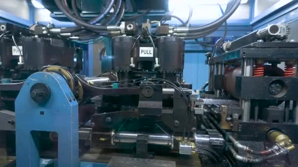 Ligne de poinçonnage automatique. La puissante machine perce des trous dans la tôle d'acier. — Video