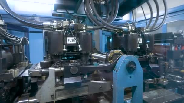Linha de perfuração automática. A poderosa máquina faz furos na chapa de aço. — Vídeo de Stock