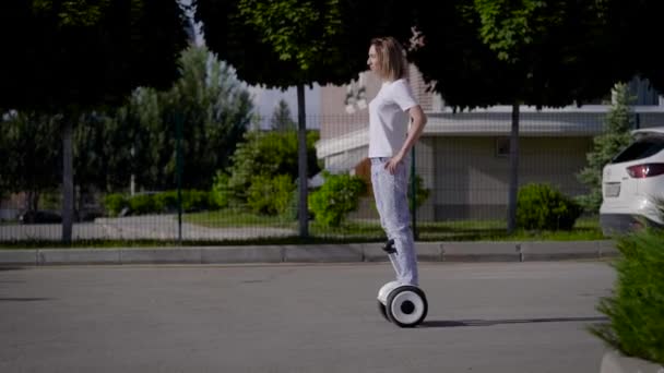 Summer day in the city. The girl goes on a gyrocopter on her own business. Transport — Stock Video