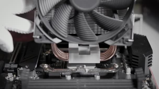 Ein Ingenieur installiert ein Kühlsystem in einem Supercomputer. Der Zentralprozessor wird im Betrieb sehr heiß. — Stockvideo